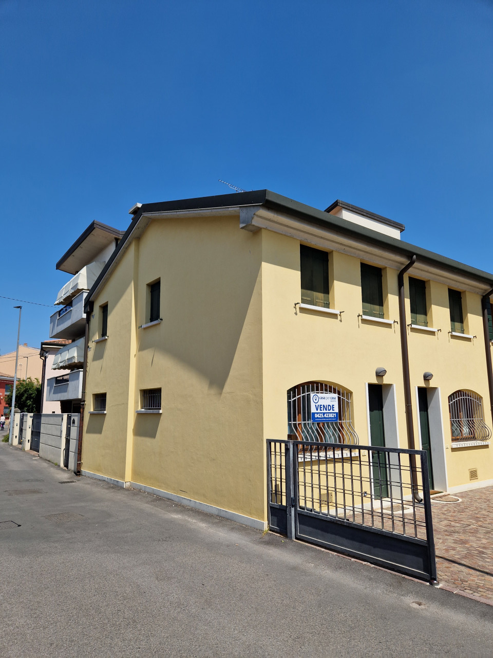 CASA D'ANGOLO CON POSTO AUTO IN CENTRO STORICO