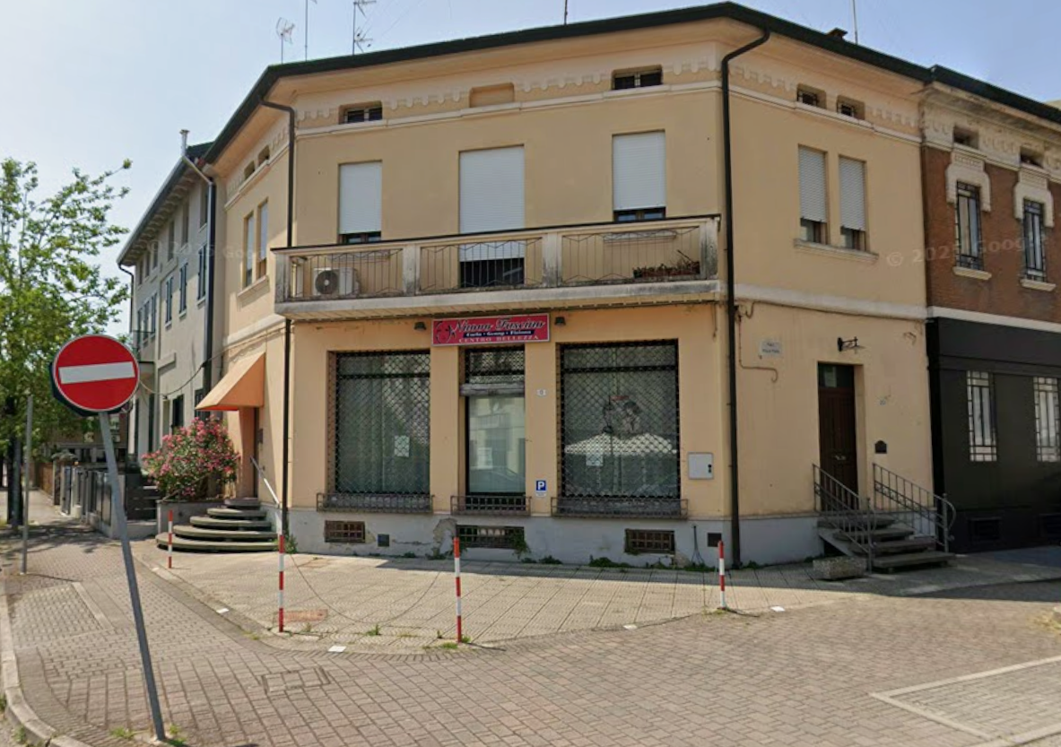 AMPIO negozio VETRINATO con seminterrato