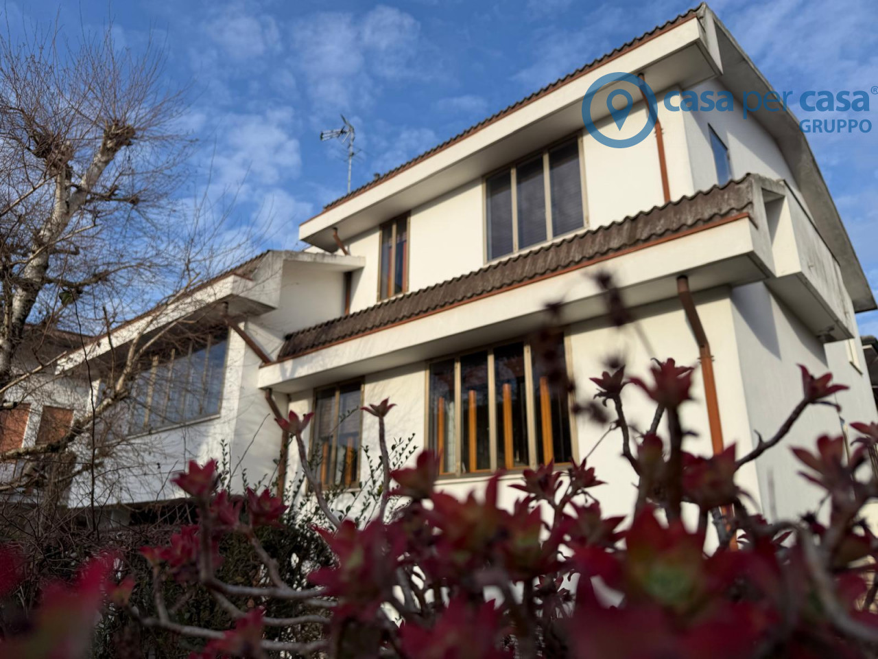 VILLA SINGOLA CON SCOPERTO IN QUARTIERE