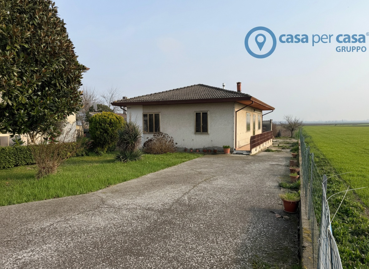 CASA SINGOLA CON AMPIO SCOPERTO