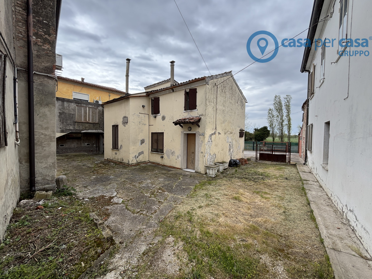 CASA ACCOSTATA CON GIARDINO A BOSARO