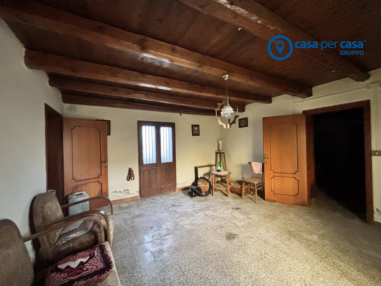 CASA ACCOSTATA DA RISTRUTTURARE CON FIENILE