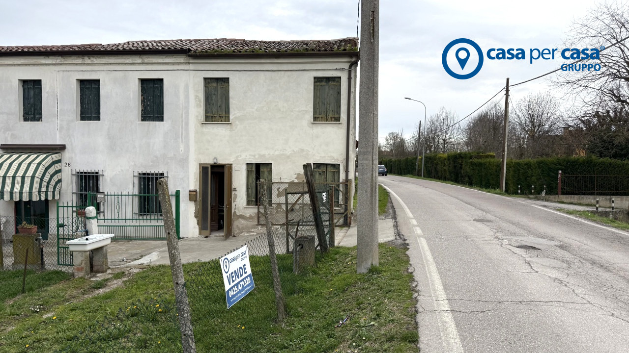 Casa da ristrutturare su due piani con giardino esclusivo
