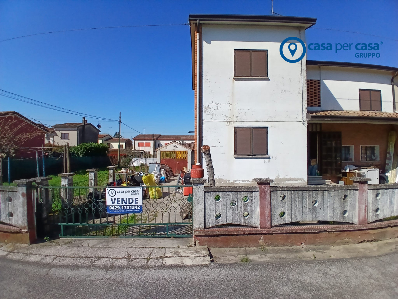 Casa accostata libera su tre lati con ampio giardino esclusivo