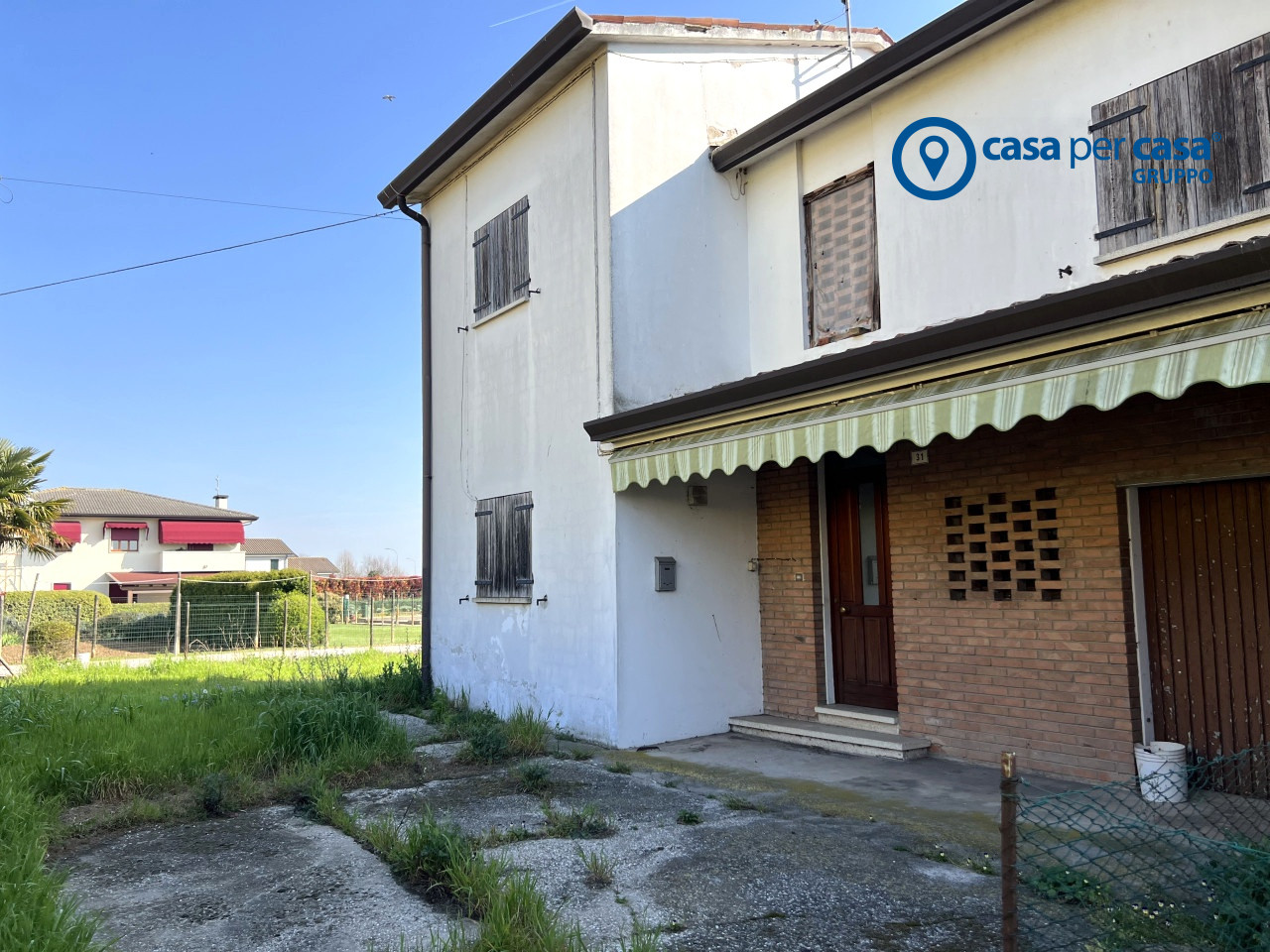 PORZIONE DI ABITAZIONE CON AMPIO GIARDINO PRIVATO SU TRE LATI