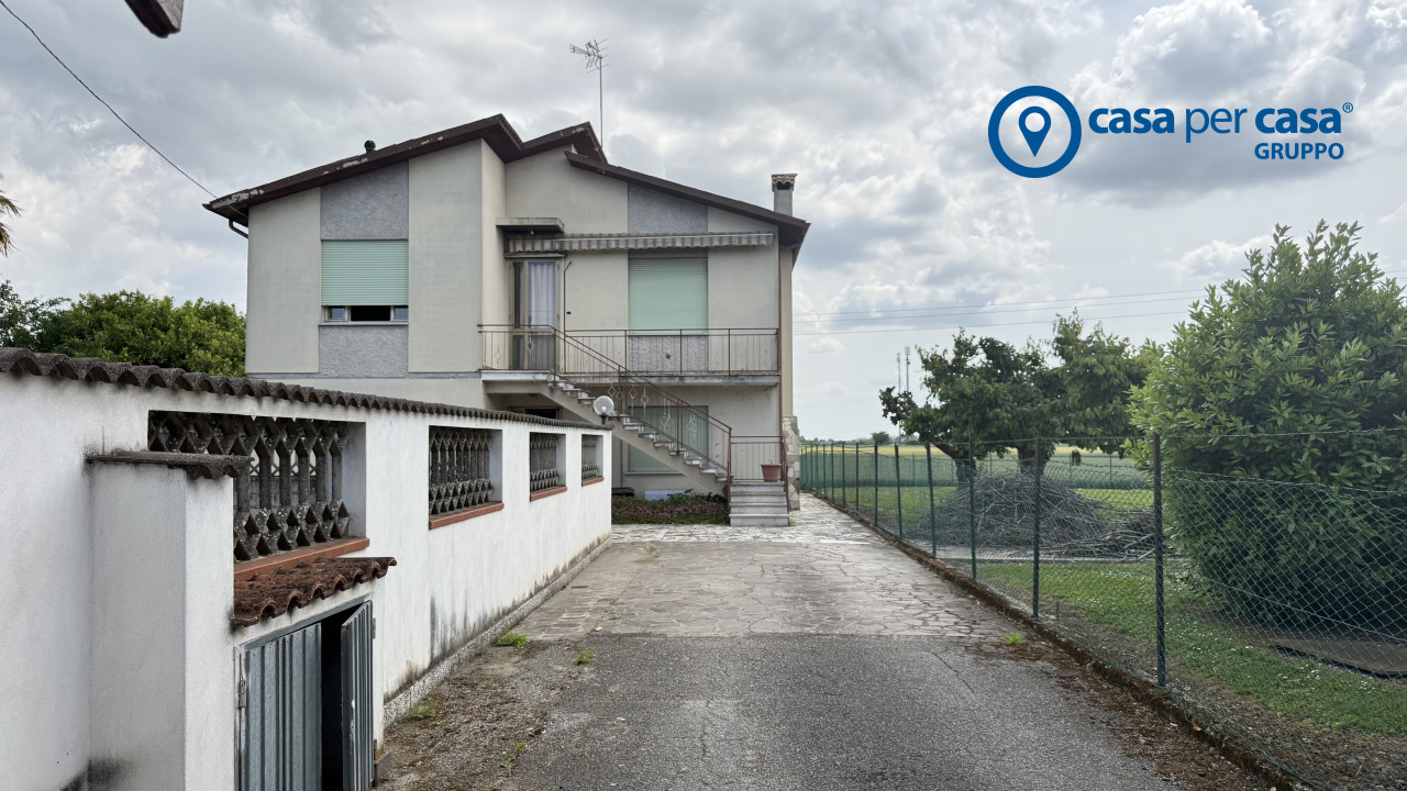 CASA SINGOLA SU DUE LIVELLI CON AMPIO SCOPERTO