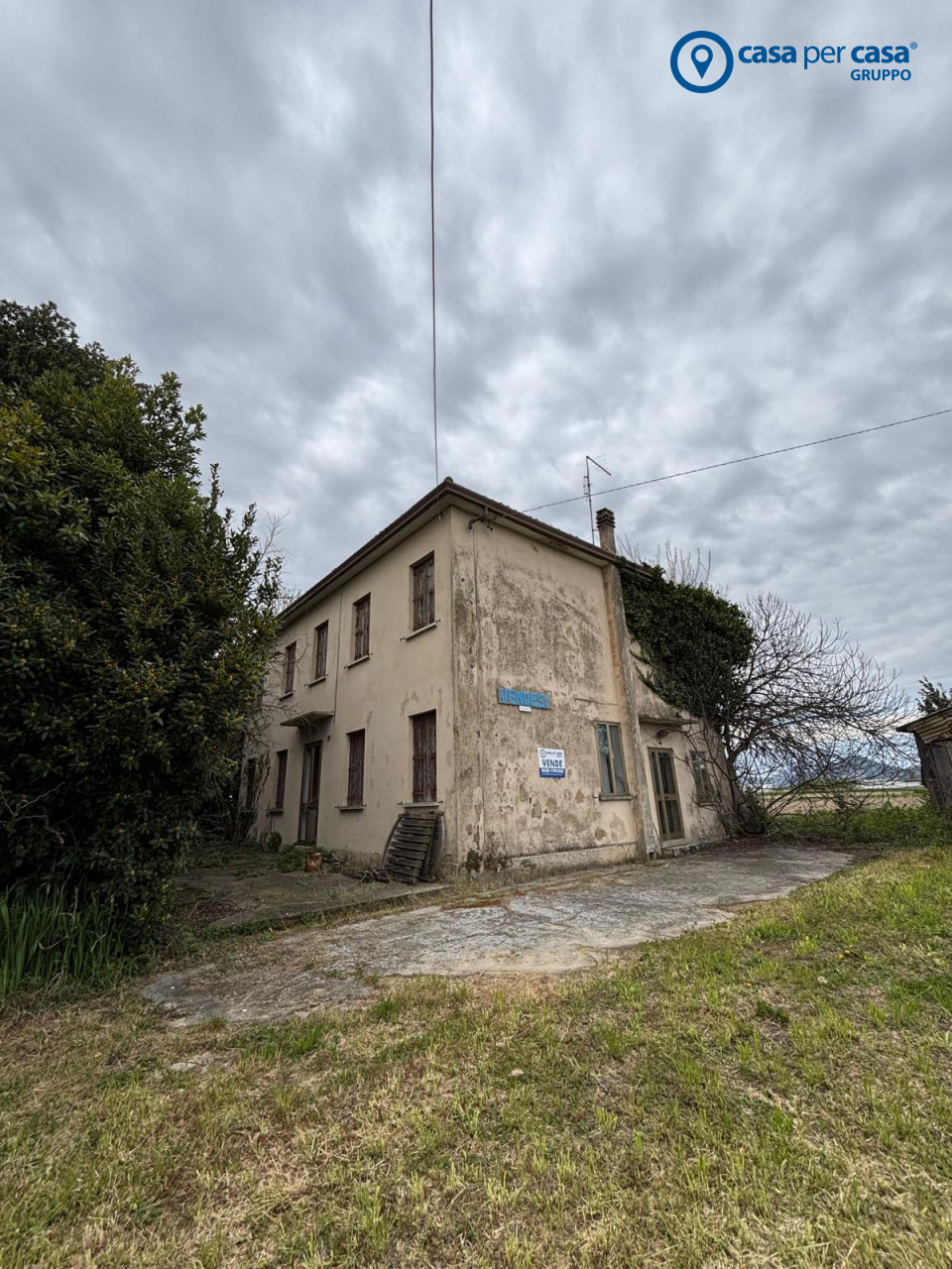 CASA SINGOLA DA RISTRUTTURARE CON SCOPERTO ESCLUSIVO E TERRENI ANNESSI