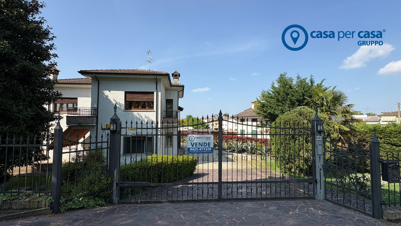 Villa bifamiliare con ampio scoperto in centro a Polesella Polesine