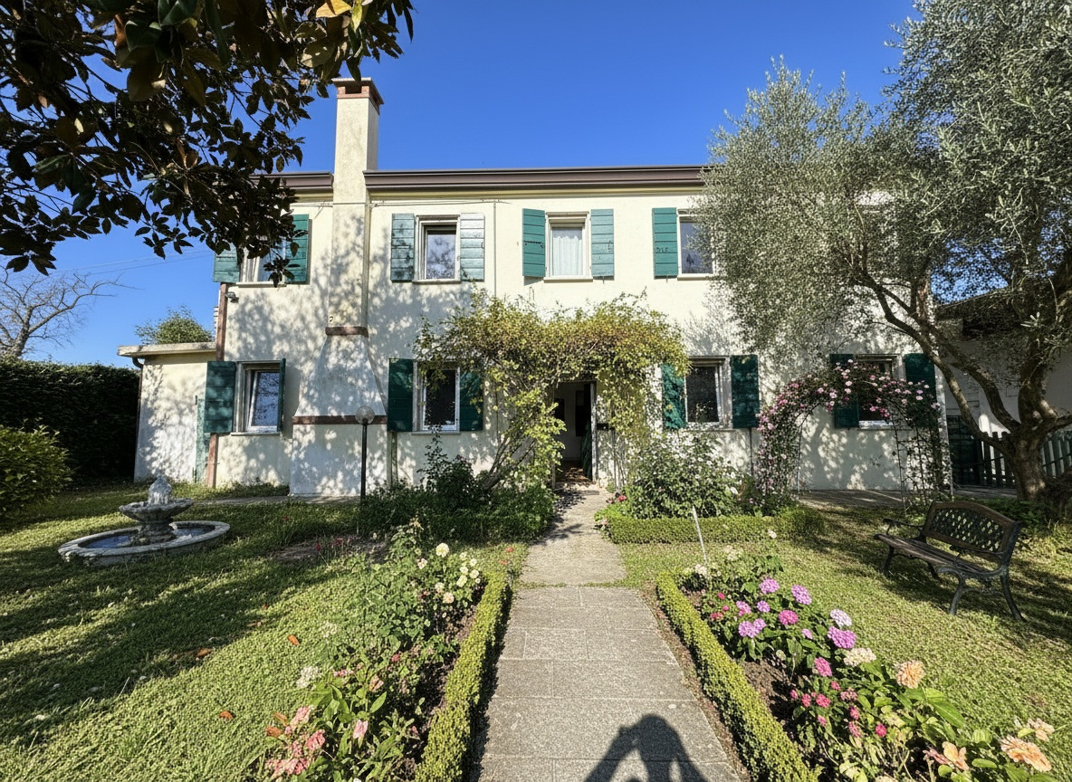 Casa singola con garage ed ampio giardino