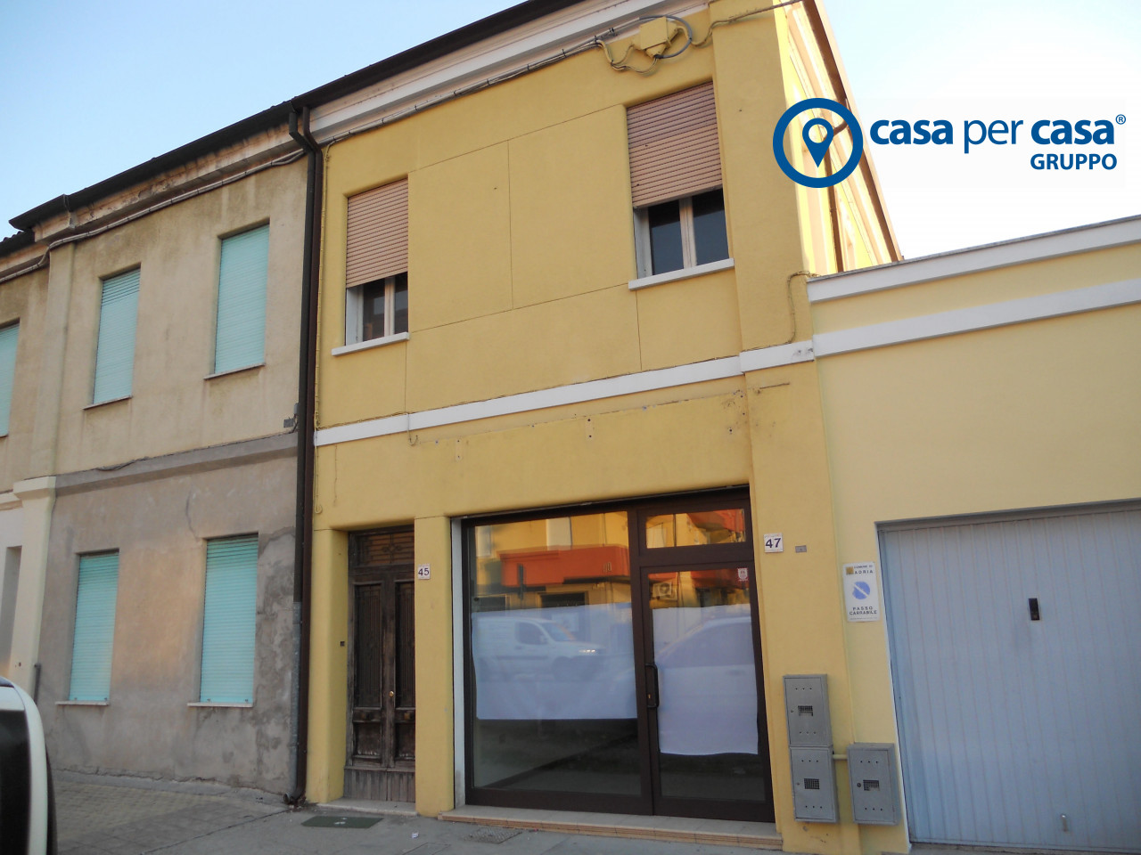Attività commerciale con posto auto fronte negozio