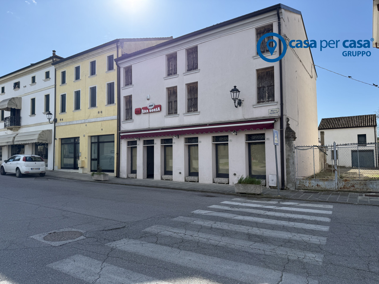 Bifamiliare con locale commerciale e due appartamenti