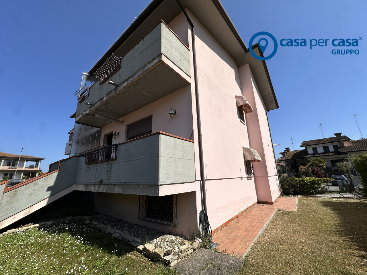 Villetta a schiera di Testa con giardino e 3 camere