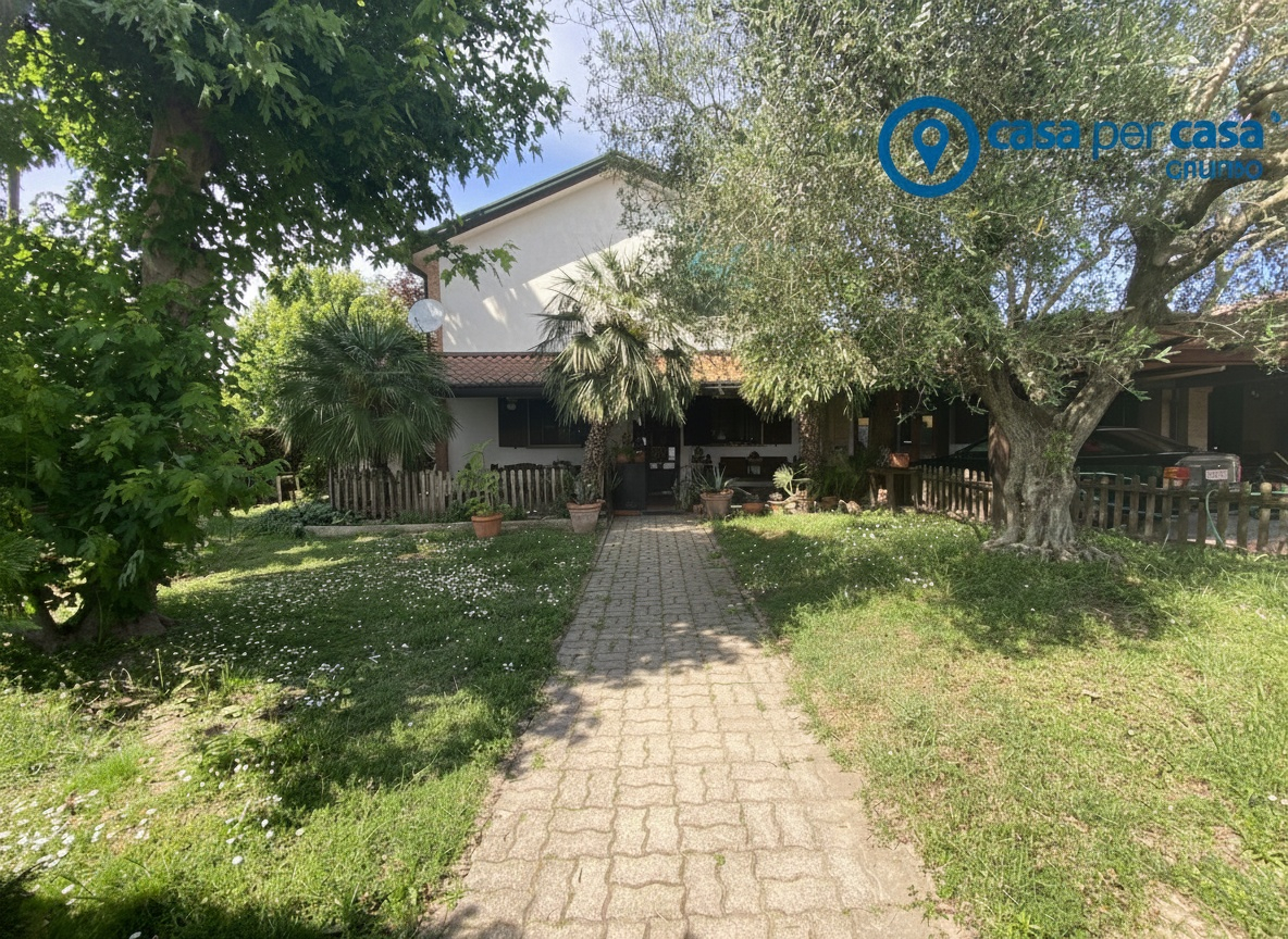 Villa Indipendente con giardino e capannone