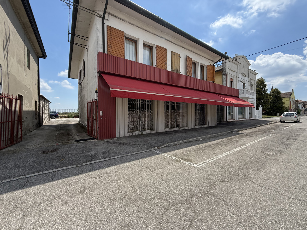 Casa indipendente con cortile, garage e negozio